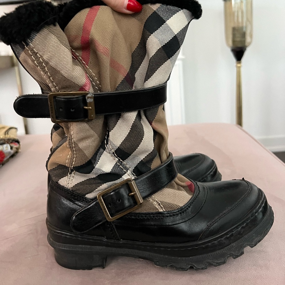 Burberry boots in size 36 for sale, in good condition.